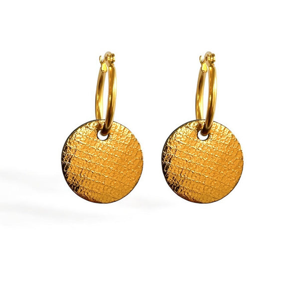 boucles d'oreilles créoles dorées, réversibles avec disque de cuir bronze brillant façon serpent au verso, vues de face, sur fond blanc