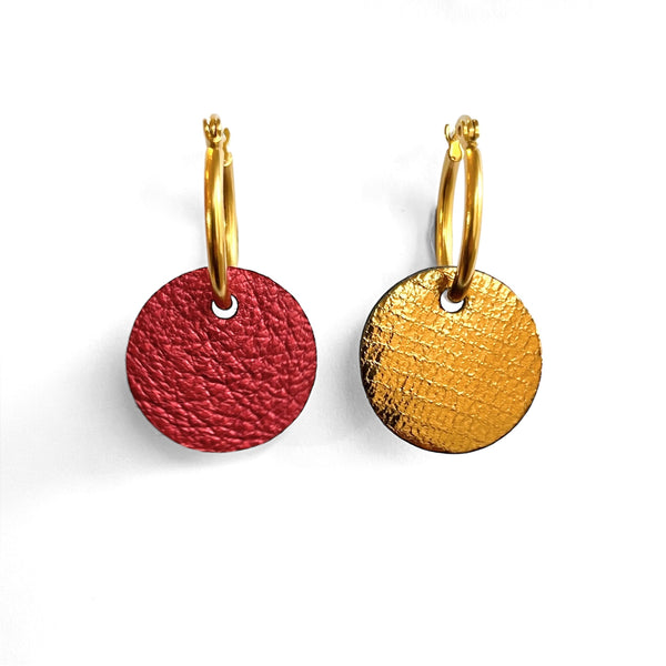boucles d'oreilles créoles dorées, réversibles avec disque de cuir rubis métallisé au recto et bronze brillant façon serpent au verso, vues de face, sur fond blanc