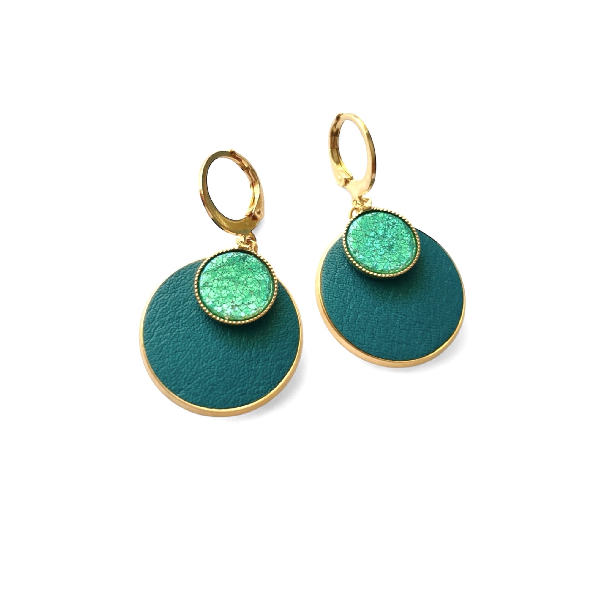 Petites boucles d'oreilles dorées rondes Nune modèle Bulles avec doubles sertis de cuirs vert émeraude brillant et vert canard, sur fond blanc