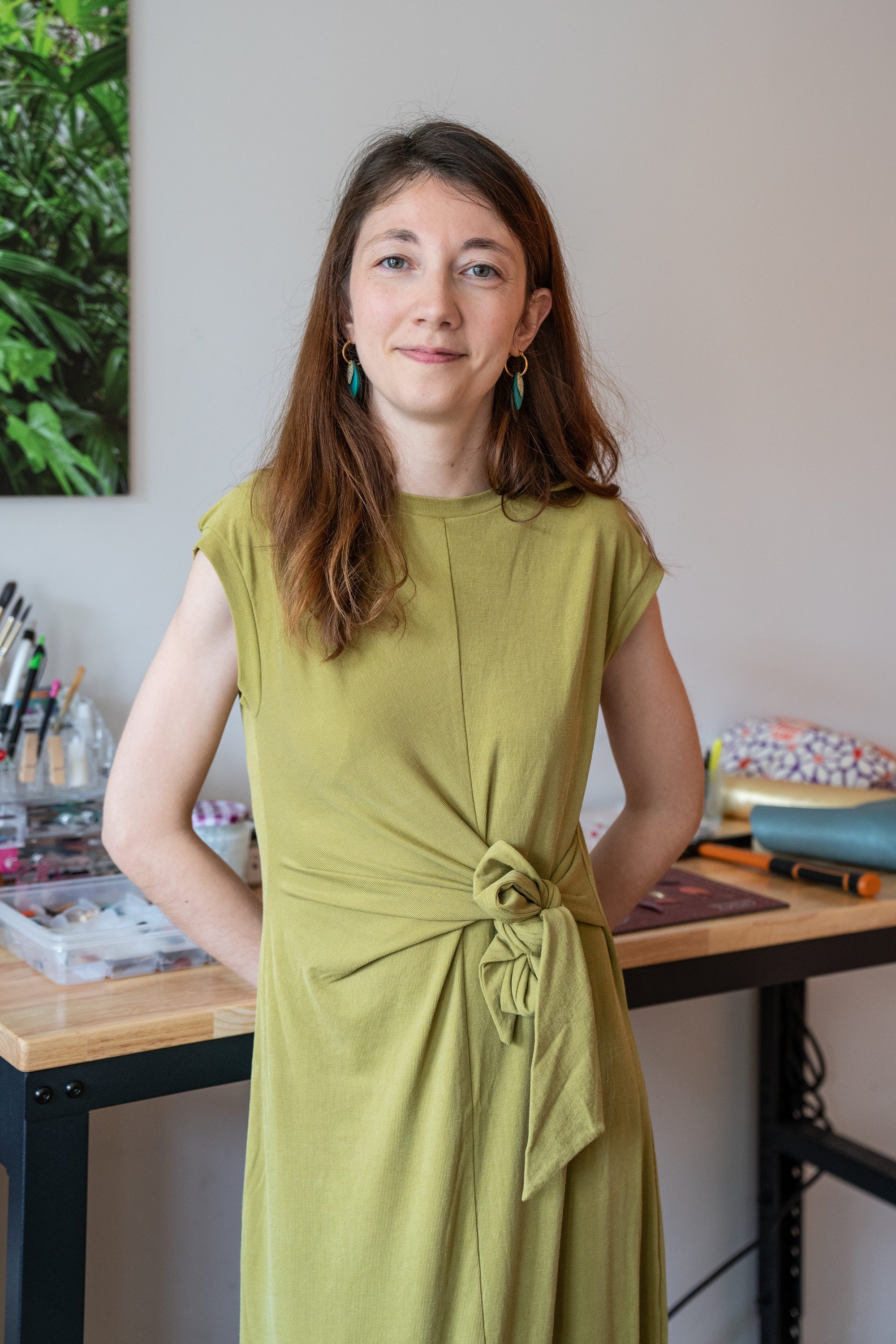 Céline debout devant son établi dans l'atelier Nune