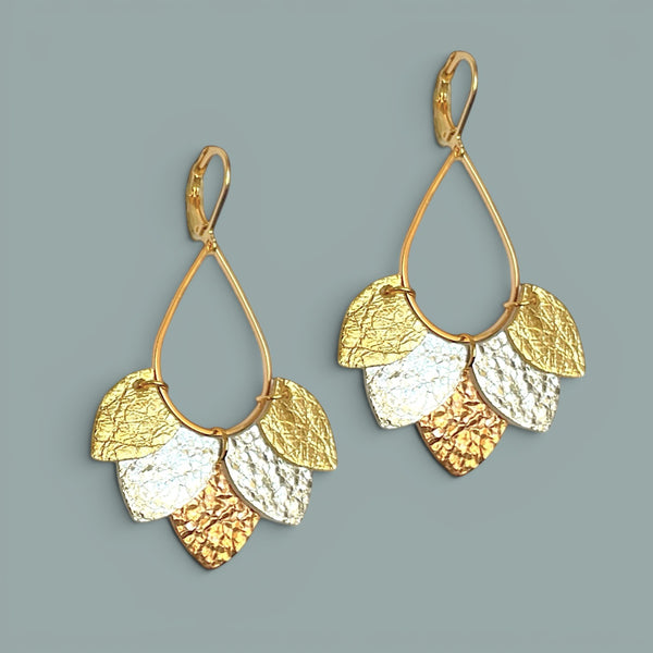 Boucles d'oreilles Nune modèle Aponi dorées à l'or fin avec pétales de cuirs 3 ors,  sur fond gris vert