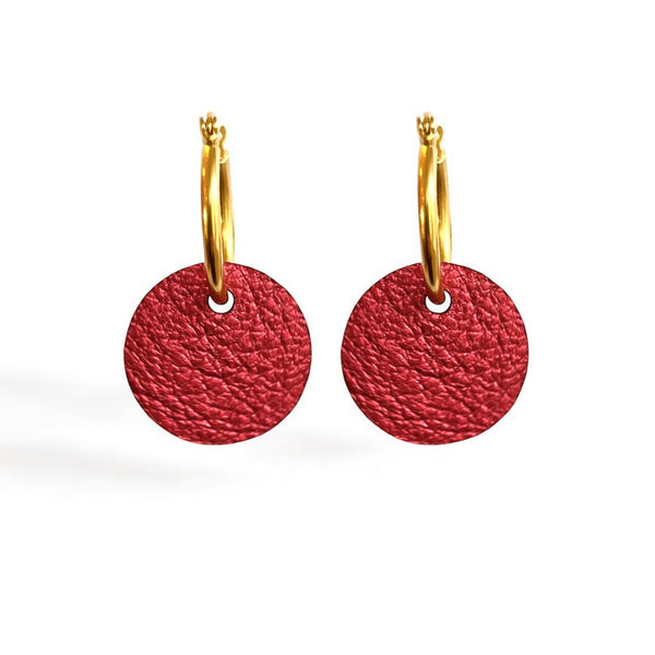 boucles d'oreilles créoles dorées, réversibles avec disque de cuir rubis métallisé au recto, vues de face, sur fond blanc