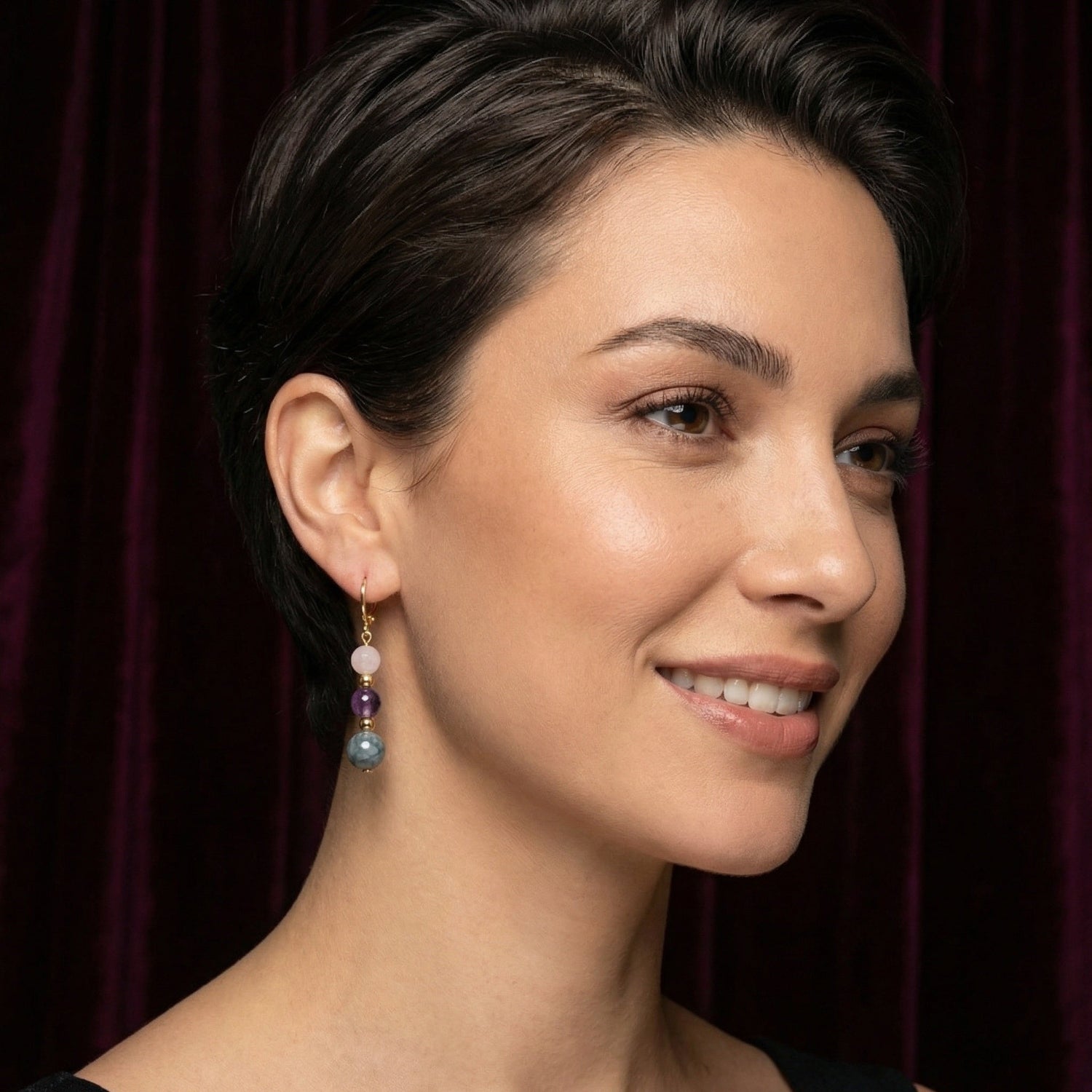 Boucles Trieste en pierres naturelles portées par une femme brune