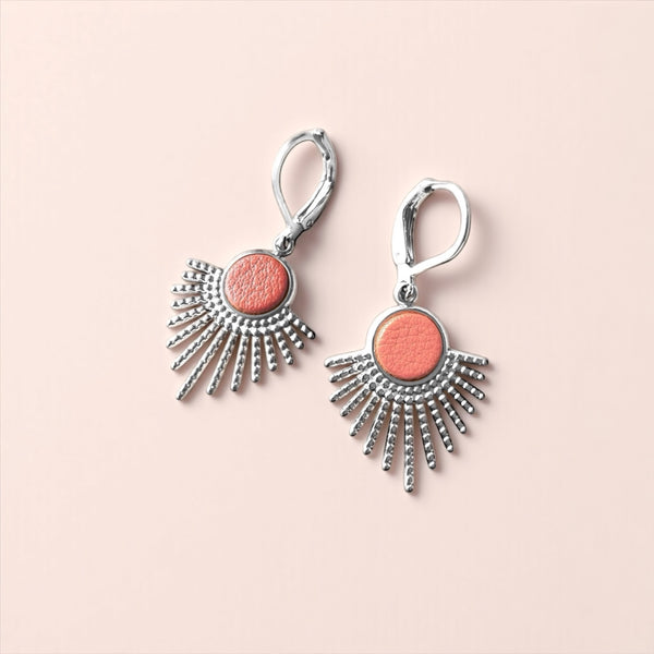 Petites boucles d'oreilles argentées Miria forme soleils avec cabochons de cuir corail nacré sur fond rose clair