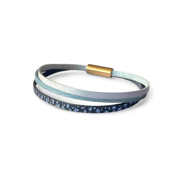 Bracelet femme tricolore à 3 liens de cuir avec fermoir aimanté doré, en cuirs bleu gris nacré, bleu glacier métallisé grainé, et champagne nacré, sur fond blanc
