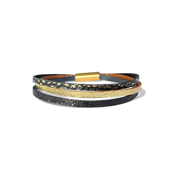 Bracelet femme tricolore à 3 liens de cuir avec fermoir aimanté doré, en cuirs doré, noir grainé or et noir brillant façon serpent, sur fond blanc