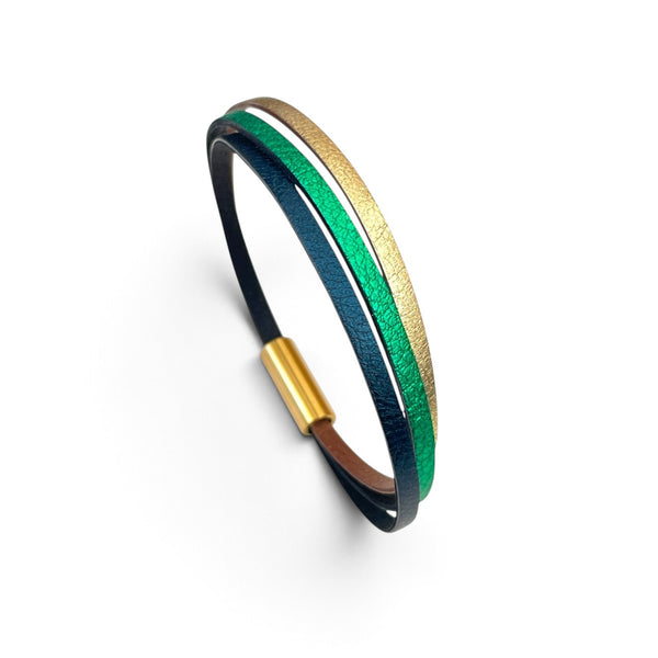 Bracelet femme tricolore à 3 liens de cuir avec fermoir aimanté doré, en cuirs bleu nuit métallisé, vert métallisé et doré satiné