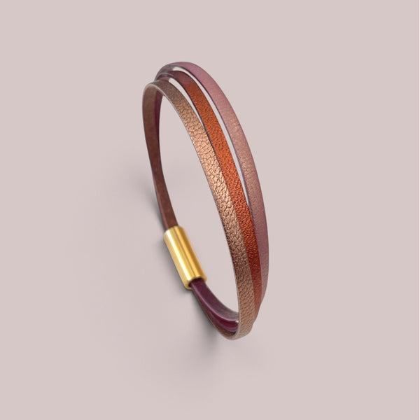 Bracelet femme tricolore à 3 liens de cuir avec fermoir aimanté doré, en cuirs cannelle dorée satinée, terracotta métallisé et vieux rose nacré