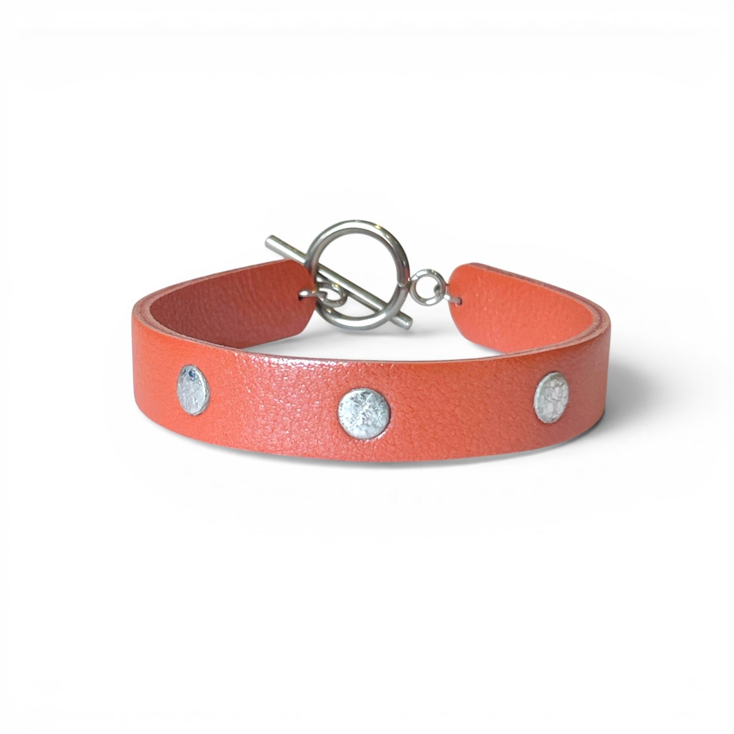 Bracelet argenté empilé en cuirs bicolore corail nacré et argent brillant froissé, sur fond blanc