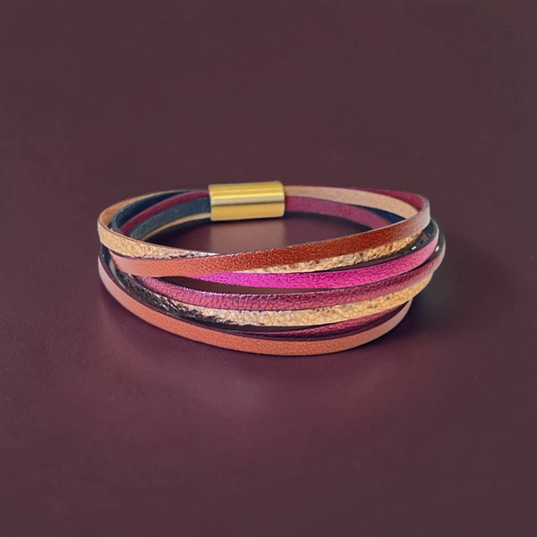 Solis Bracelet femme tricolore multi liens avec fermoir aimanté doré, en cuirs terracotta, fushia, grenat métallisé et or rosé froissé, sur fond grenat