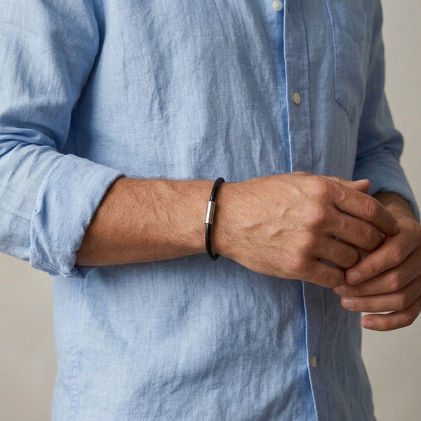 Bracelet Homme Cuir Noir & Acier Inoxydable porté au poignet