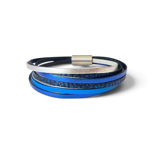 Solis Bracelet femme tricolore multi liens avec fermoir aimanté argenté, en cuirs bleu cobalt métallisé, bleu roi satiné, bleu électrique métallisé grainé et argent, sur fond blanc