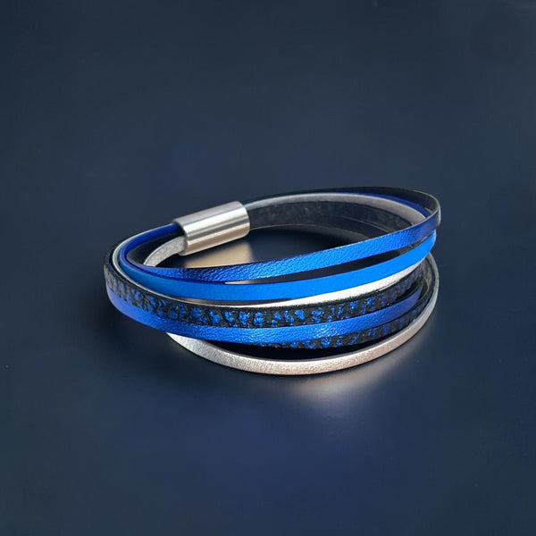 Solis Bracelet femme tricolore multi liens avec fermoir aimanté argenté, en cuirs bleu cobalt métallisé, bleu roi satiné, bleu électrique métallisé grainé et argent, sur fond bleu marine