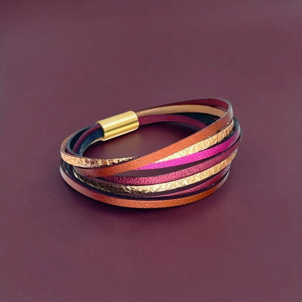 Solis Bracelet femme tricolore multi liens avec fermoir aimanté doré, en cuirs terracotta, fushia, grenat métallisé et or rosé froissé, sur fond grenat