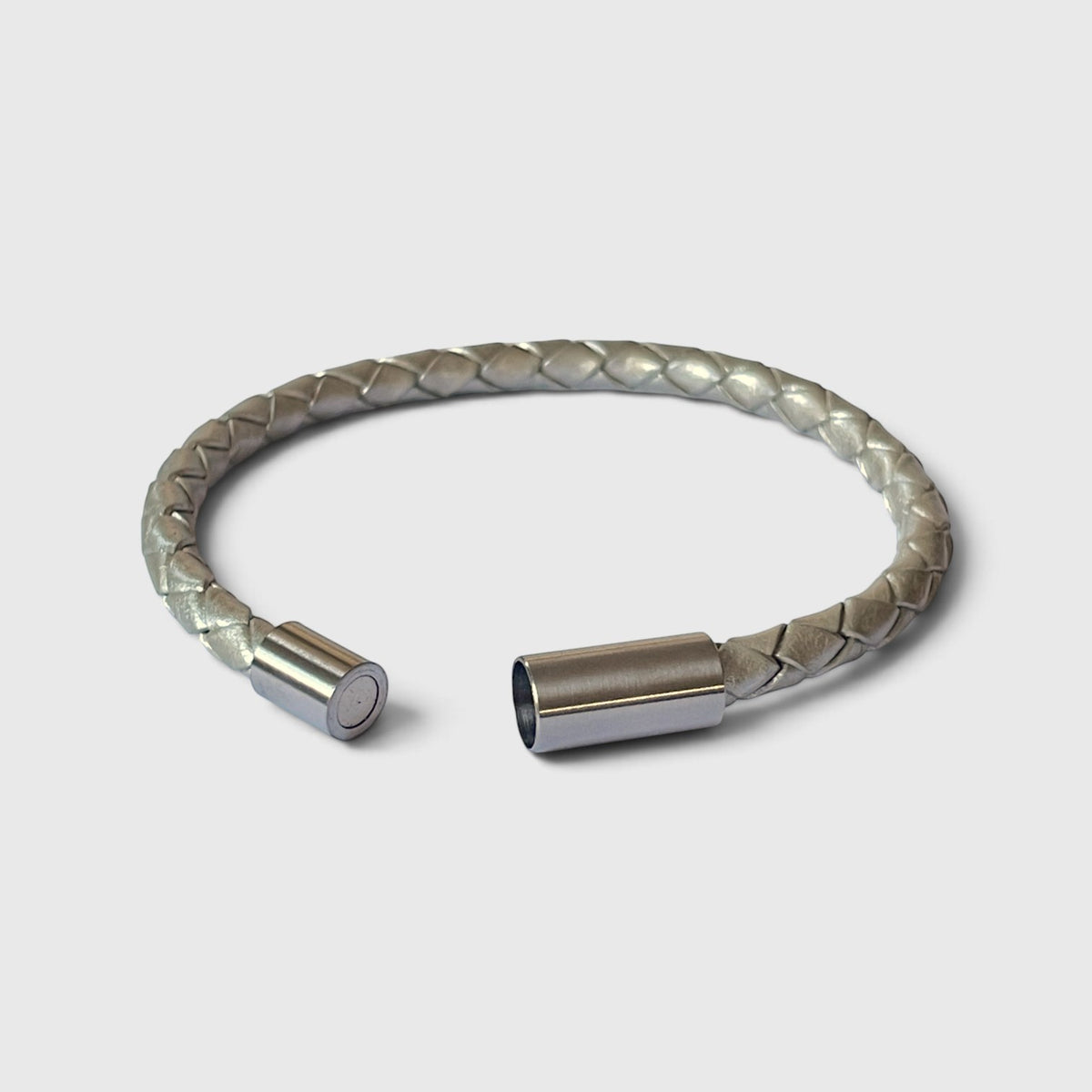 Bracelet homme en cuir tressé argent avec fermoir cylindrique aimanté en acier inoxydable, ouvert