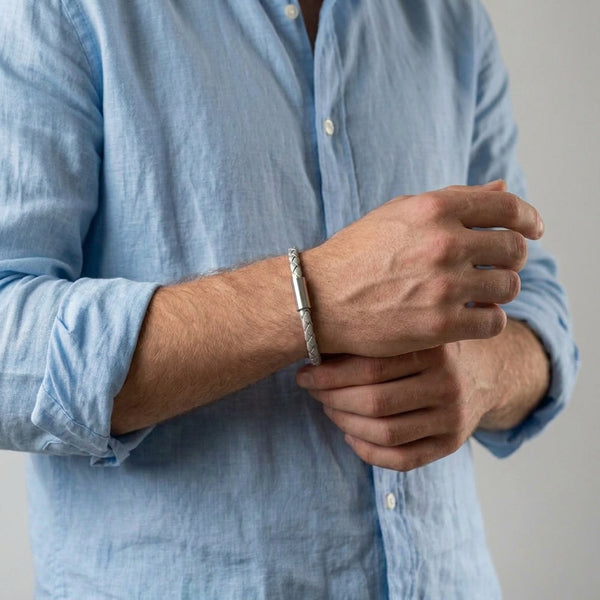 Bracelet homme en cuir tressé argent avec fermoir cylindrique aimanté en acier inoxydable, porté au poignet
