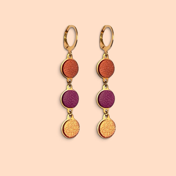 Boucles d'oreilles pendantes Cassia Nune en chapelet de trois sequins dorés et cuirs upcyclés cuivre clair, pourpre et terracotta métallisé, avec dormeuses dorées