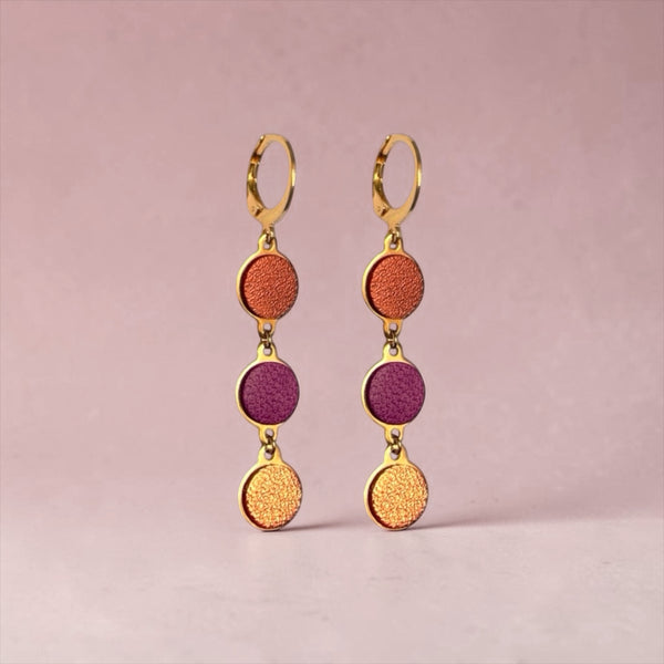 Boucles d'oreilles pendantes Cassia Nune en chapelet de trois sequins dorés et cuirs upcyclés cuivre clair, pourpre et terracotta métallisé