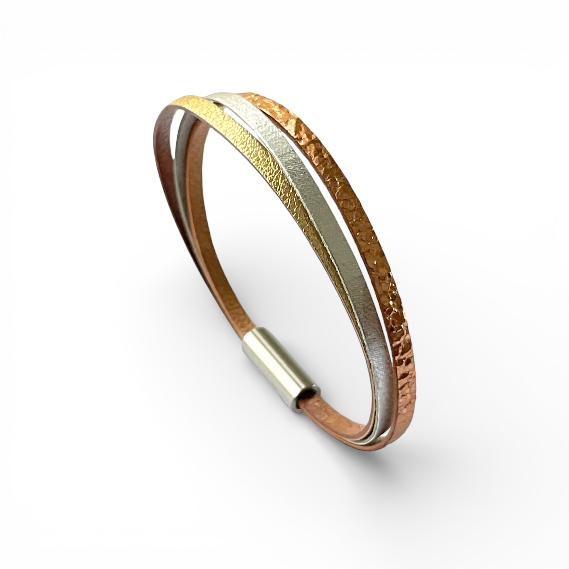 Cielo Bracelet femme tricolore à 3 liens avec fermoir aimanté argenté, en cuirs 3 ors (doré, argent brillant et or rosé froissé), présenté à la verticale, sur fond blanc