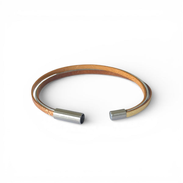 Cielo Bracelet femme tricolore à 3 liens avec fermoir aimanté argenté, en cuirs 3 ors (doré, argent brillant et or rosé froissé), présenté ouvert, vu côté fermoir, sur fond blanc