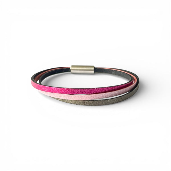 Cielo Bracelet femme tricolore à 3 liens avec fermoir aimanté argenté, en cuirs fushia métallisé, rose pastel nacré et taupe métallisé, sur fond blanc