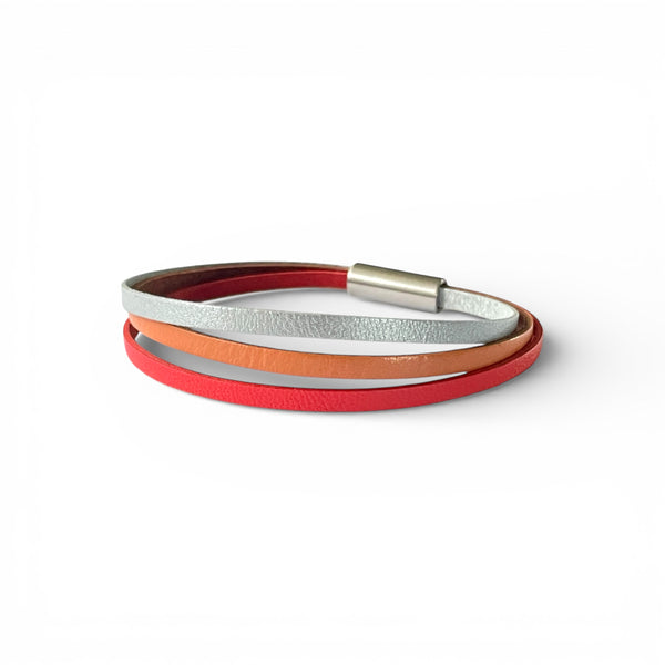 Cielo Bracelet femme tricolore à 3 liens avec fermoir aimanté argenté, en cuirs saumon, orange mandarine et gris métallisé, présenté posé à plat, sur fond blanc