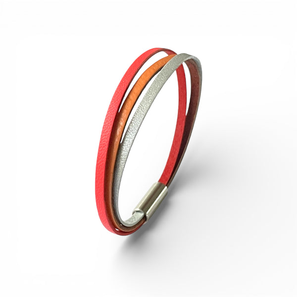 Cielo Bracelet femme tricolore à 3 liens avec fermoir aimanté argenté, en cuirs saumon, orange mandarine et gris métallisé, présenté à la verticale, sur fond blanc