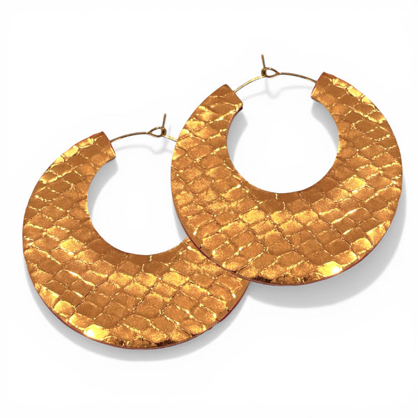 NUNE grandes boucles d'oreilles créoles dorées rondes tout-cuir Circus, vues à plat, côté bronze brillant façon serpent