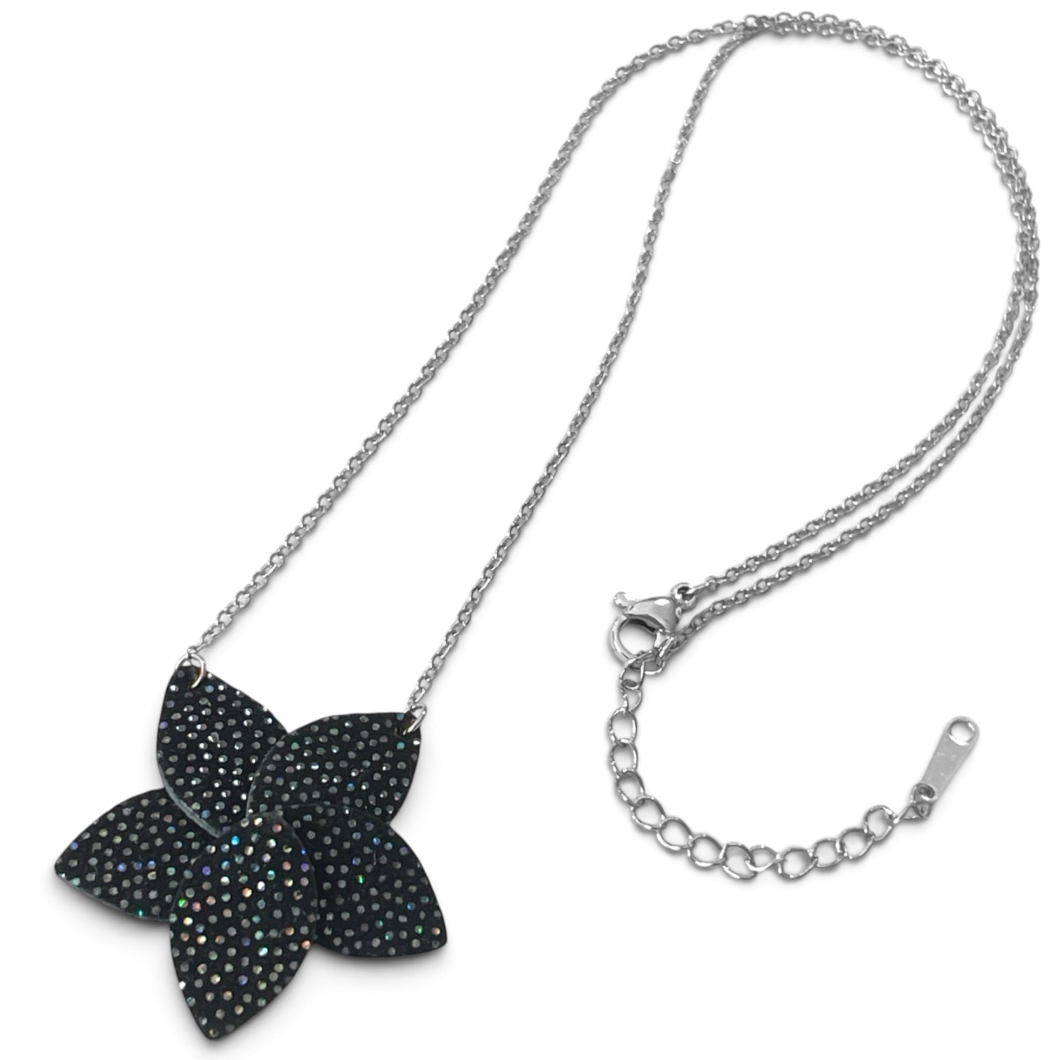 Collier argenté court avec pendentif en cuir noir à pois holographiques en forme de fleur, vu à plat sur fond blanc