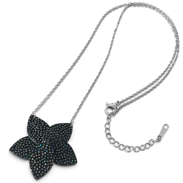 Collier argenté court avec pendentif en cuir noir à pois holographiques en forme de fleur, vu à plat sur fond blanc