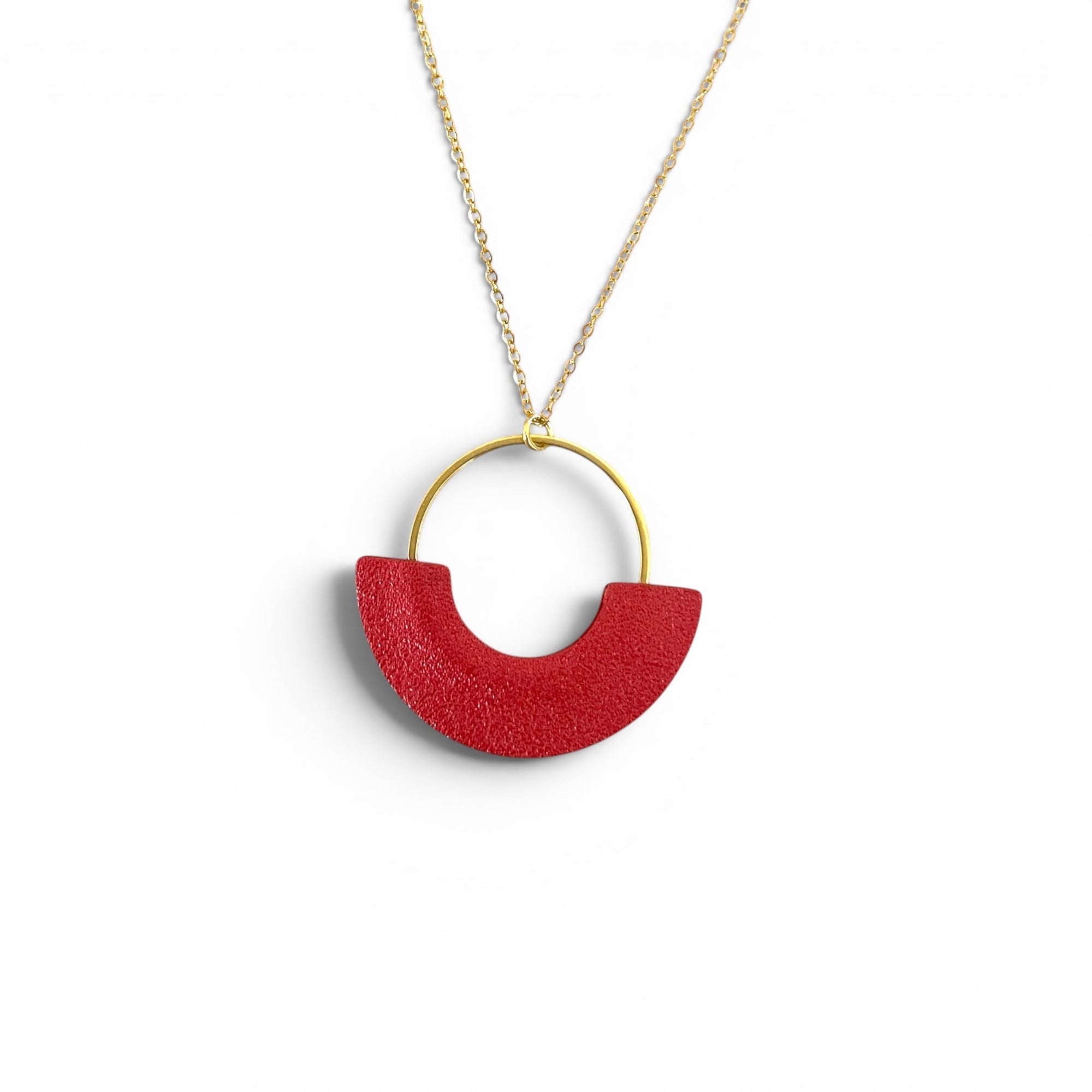 Collier fin  modèle Mezzaluna doré avec pendentif rond en forme de demi-lune en cuir recyclé coquelicot nacré, vue de biais, sur fond blanc