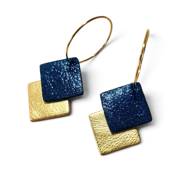 NUNE boucles d'oreilles créoles Adalis dorées et duo de losanges en cuirs bleu marine pailleté et doré brillant