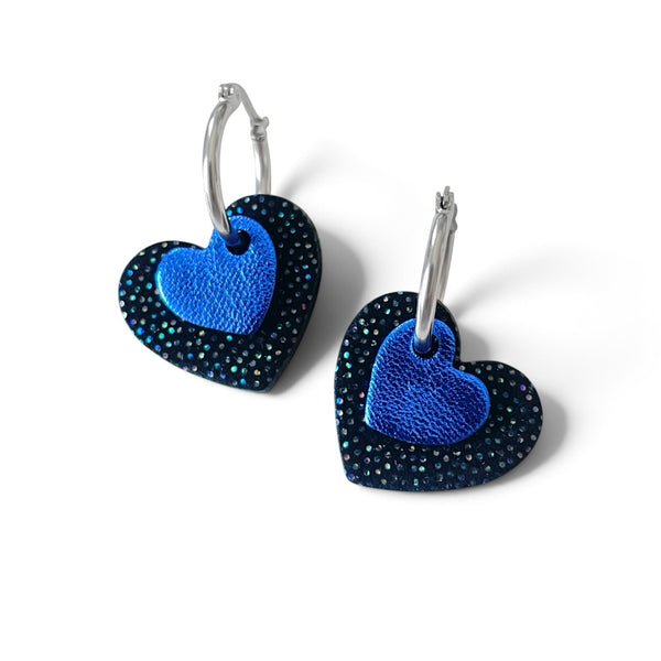 Boucles d'oreilles créoles argentées avec pendentifs en forme de cœurs noir à pois holographique et cobalt métallisé