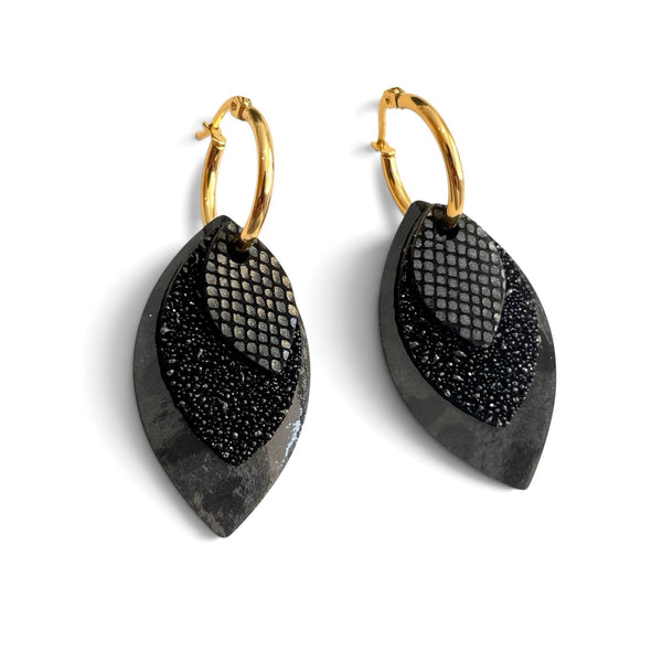 Créoles dorées avec pendentifs modulables en forme de feuilles en cuirs noir petit grain irisé, noir grainé pailleté et léopard noir vernis