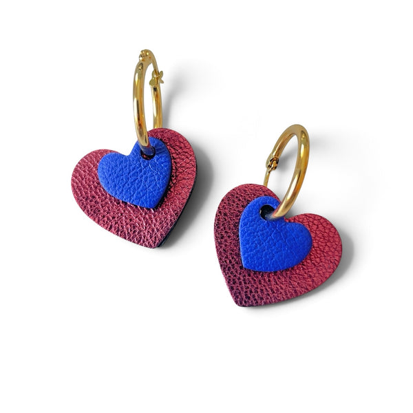 Boucles d'oreilles créoles dorées avec pendentifs en cuir en forme de cœurs grenat métallisé et indigo