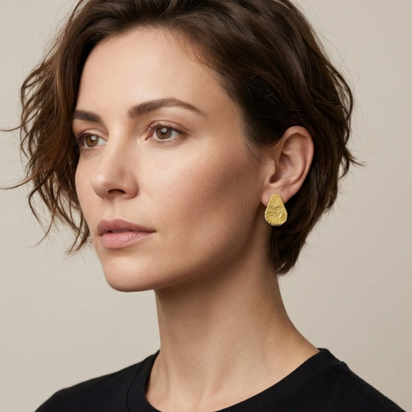 Boucles d'oreilles puces en forme de gouttes en cuir recyclé doré, portées à l'oreille