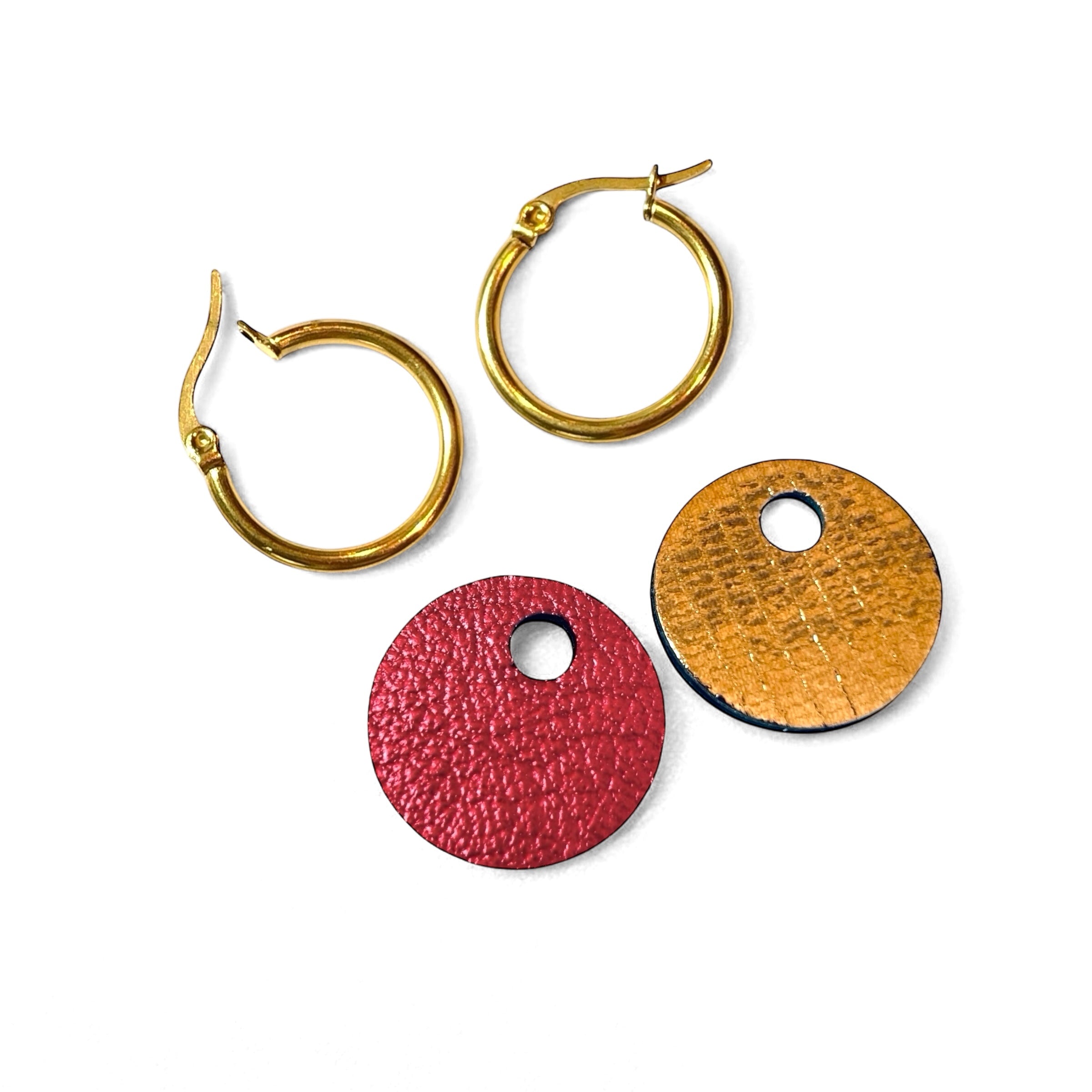 boucles d'oreilles créoles dorées, réversibles avec disque de cuir rubis métallisé au recto et bronze brillant façon serpent au verso, vues à plat, sur fond blanc