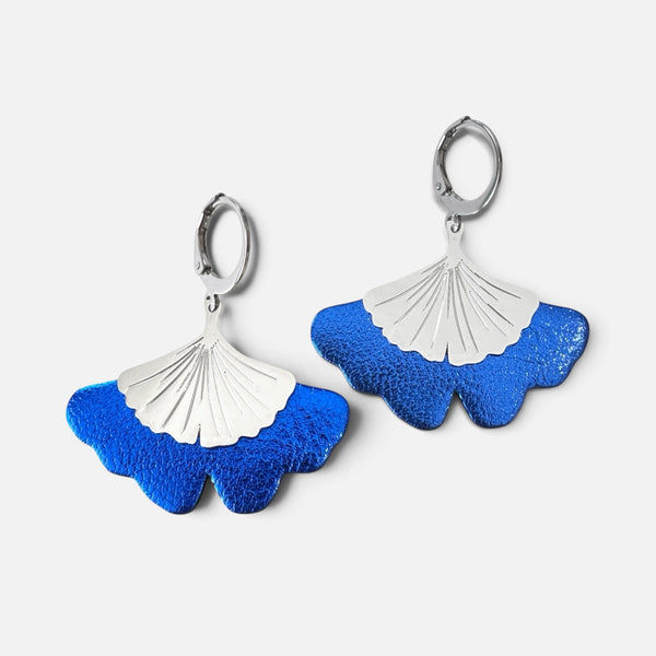 Boucles d'oreilles argentées pendantes en cuir bleu cobalt métallisé en forme de gingko