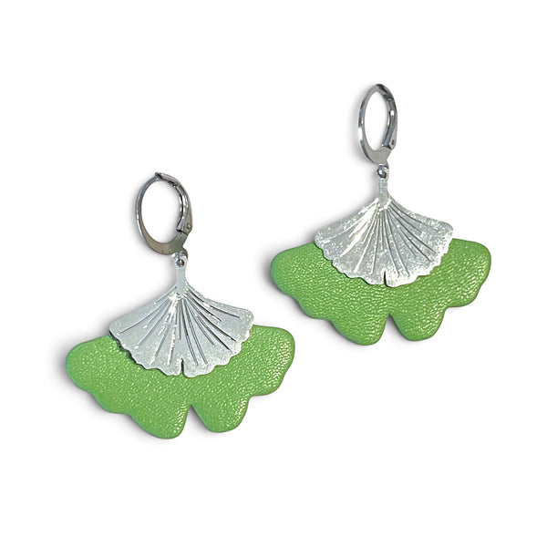 Boucles d'oreilles argentées pendantes en cuir vert pomme pastel en forme de gingko, sur fond blanc