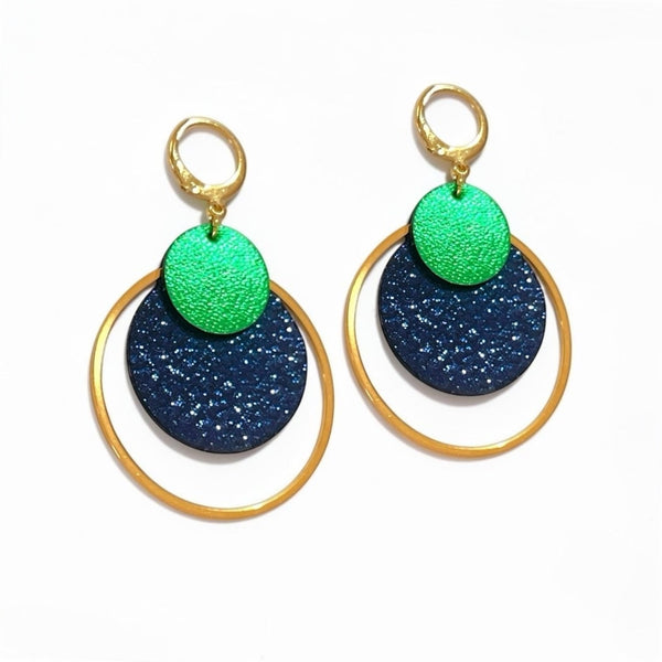 Boucles d'oreilles rondes Héra Nune en disques de cuirs upcyclés bleu marine pailleté et vert métallisé avec grand anneau doré autour
