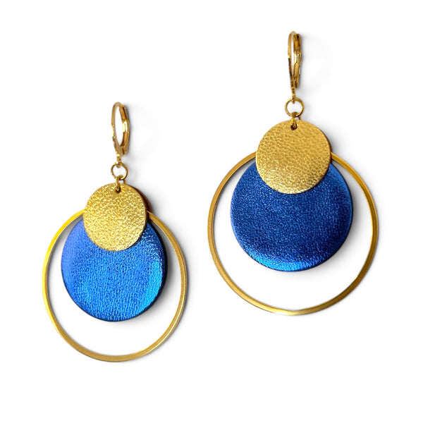 Boucles d'oreilles rondes Héra Nune en disques de cuirs upcyclés cobalt métallisé et doré satiné avec grand anneau doré autour