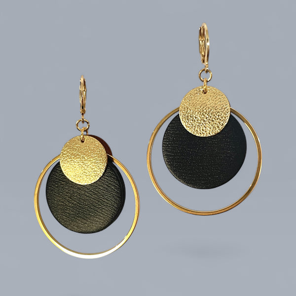 Boucles d'oreilles rondes Héra Nune en disques de cuirs upcyclés noir satiné et doré satiné avec grand anneau doré autour