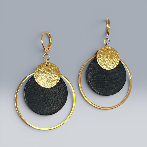 Boucles d'oreilles rondes Héra Nune en disques de cuirs upcyclés noir satiné et doré satiné avec grand anneau doré autour