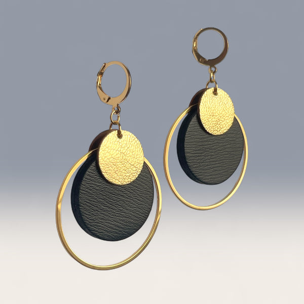 Boucles d'oreilles rondes Héra Nune en disques de cuirs upcyclés noir satiné et doré satiné avec grand anneau doré autour