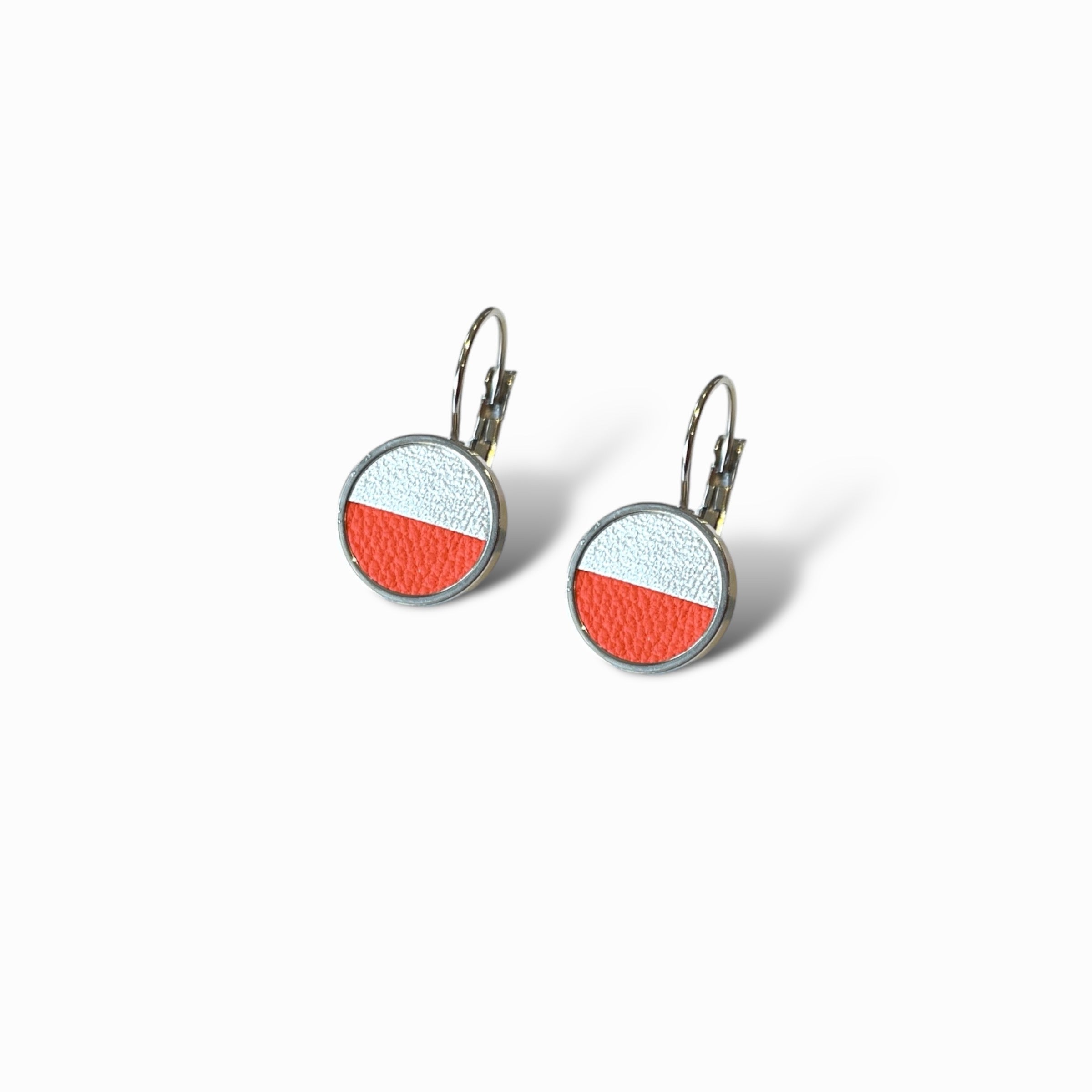 Petites boucles d'oreilles argentées pendantes rondes avec un duo de cuirs champagne nacré et carotte en cabochon sur fond blanc
