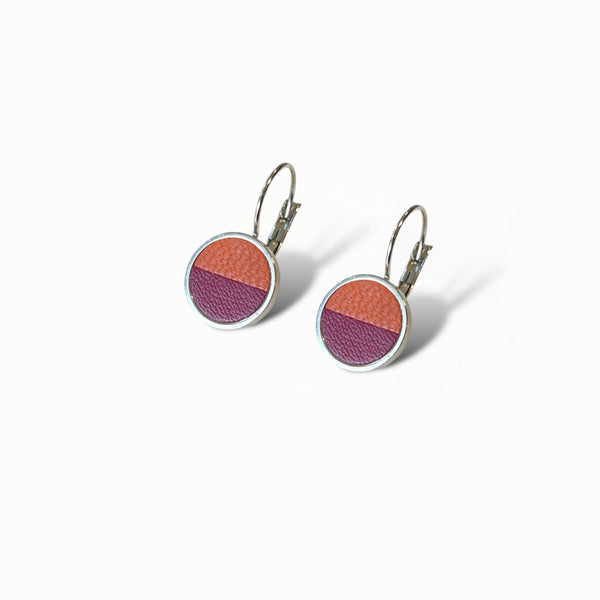 Petites boucles d'oreilles argentées pendantes rondes avec un duo de cuirs terracotta et pourpre en cabochon sur fond blanc