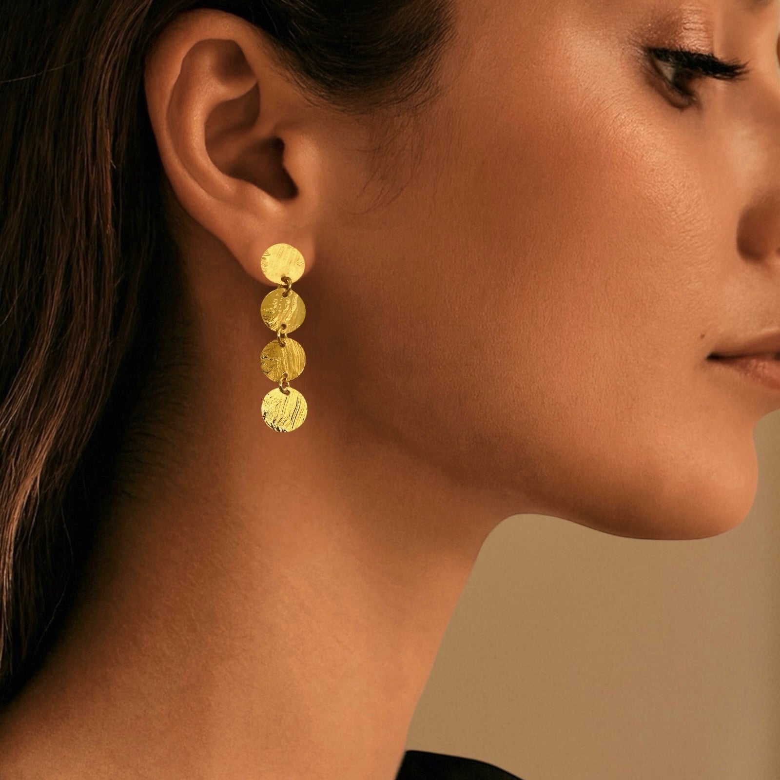 Fines puces d'oreilles pendantes en chapelet de 4 petits sequins ronds en métal martelé doré à l'or fin, portées aux oreilles