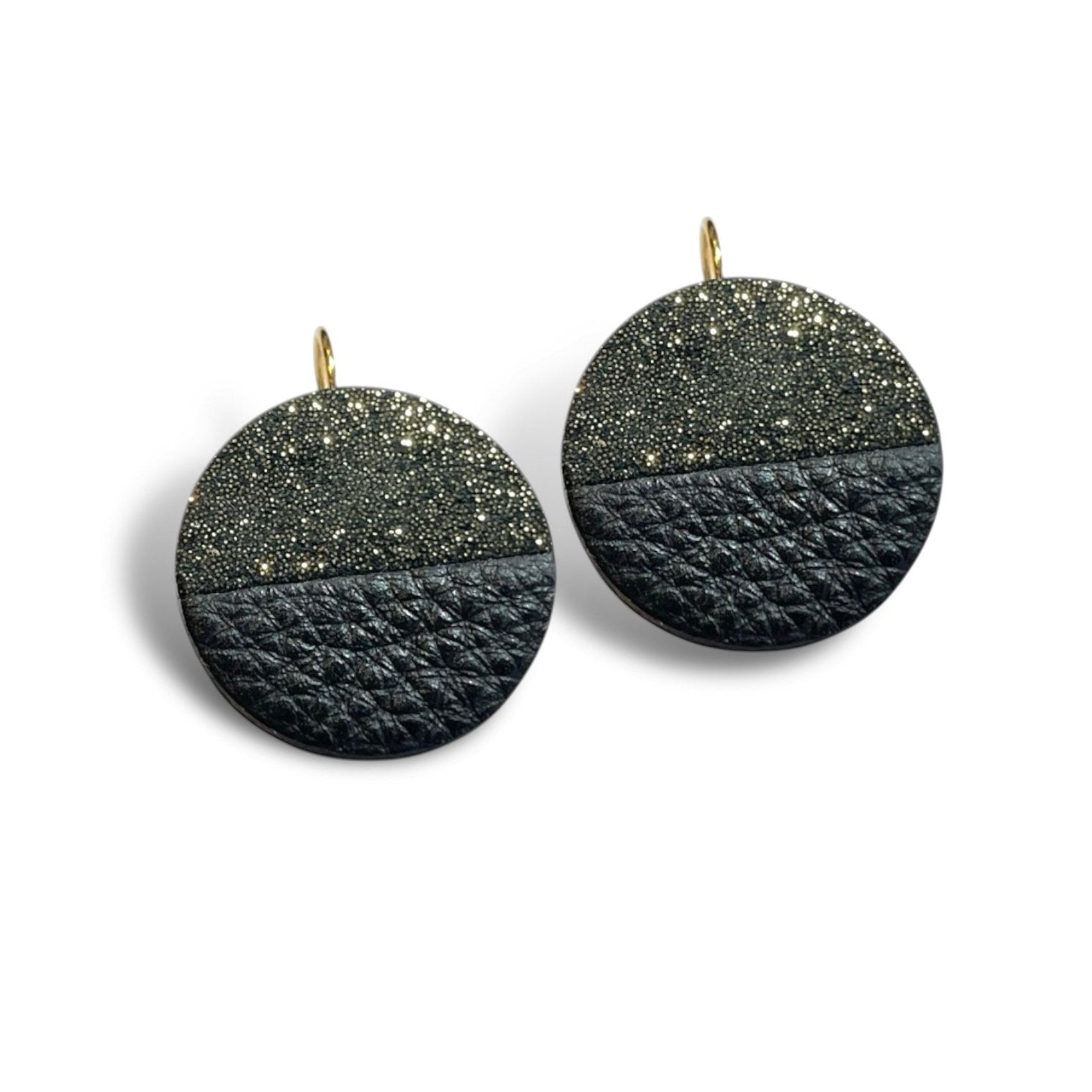 NUNE boucles d'oreilles rondes bicolores en cuirs noir grainé et pailleté or, sur fond blanc