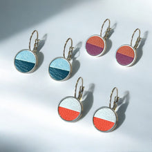 Charger l&#39;image dans la galerie, 3 paires de petites boucles d&#39;oreilles argentées pendantes rondes avec un duo de cuirs colorés en cabochon, sur fond gris
