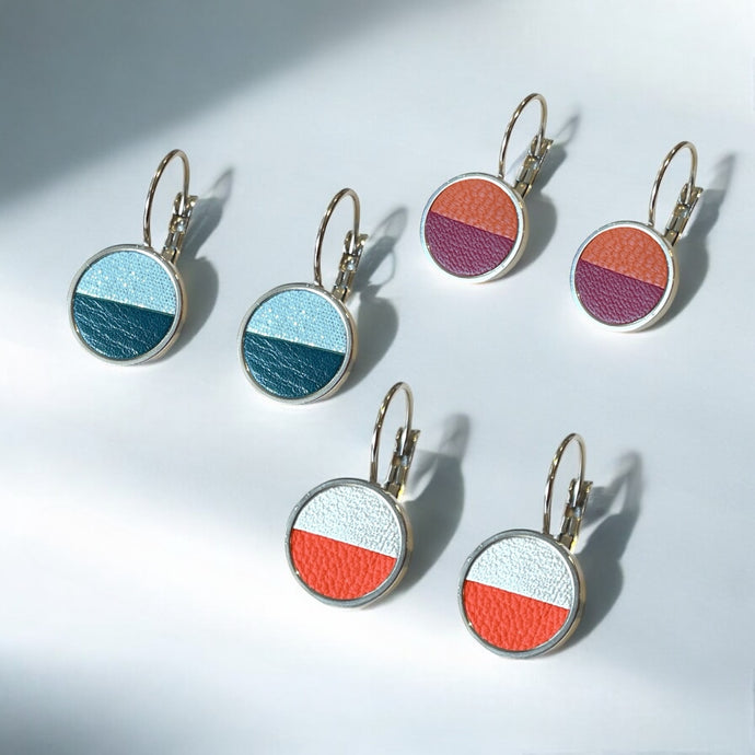 3 paires de petites boucles d'oreilles argentées pendantes rondes avec un duo de cuirs colorés en cabochon, sur fond gris